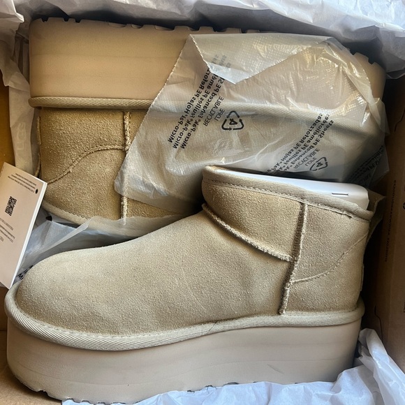 UGG Classic Ultra Mini Platform - Picture 4 of 6